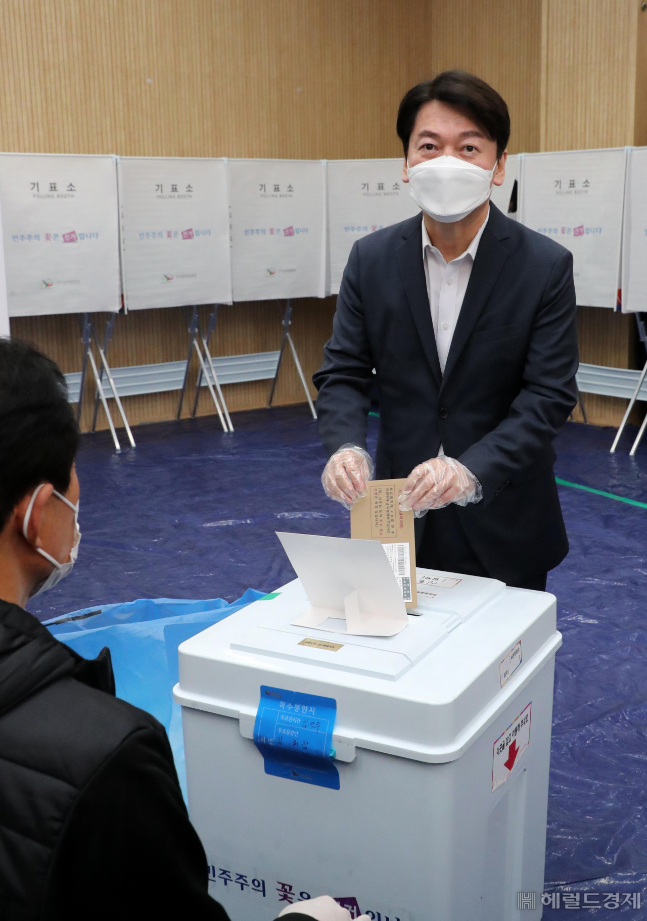 2일 오전 서울 서대문구 연세로 신촌파랑고래 투표소에서 국민의 당 안철수 대표가 투표를 하고 있다. [국회사진기자단]