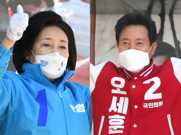 더불어민주당 박영선 서울시장 후보(왼쪽)가 지난달 30일 서울 성동구 왕십리역 광장에서, 국민의힘 오세훈 서울시장 후보가 영등포역 광장에서 각각 지지를 호소하고 있다. [국회사진기자단]