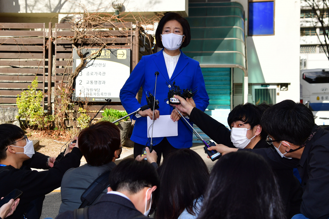 박영선 더불어민주당 서울시장 후보가 2일 오전 서울 종로구청에 마련된 투표소에서 4·7 재보선 사전투표를 한 뒤 취재진 질문에 답하고 있다. [국회사진기자단]