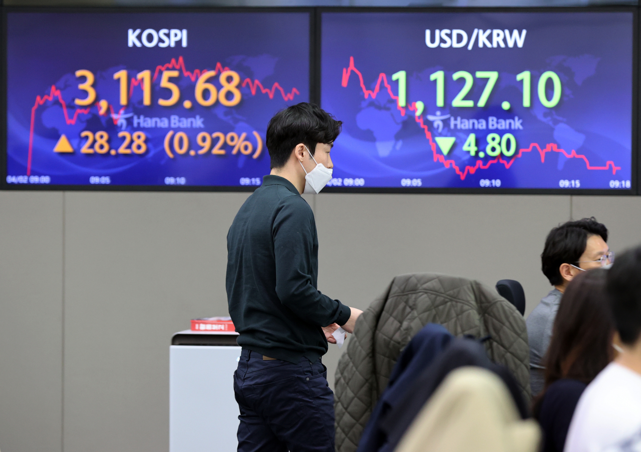 원·달러 환율이 하락세를 보이고 있는 2일 오전 서울 중구 하나은행 딜링룸에서 딜러들이 대화하고 있다. [연합]