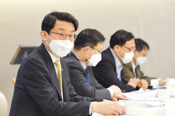 이억원 기획재정부 1차관이 2일 정부서울청사에서 열린 혁신성장 전략점검회의 겸 정책점검회의 겸 한국판뉴딜 점검 TF 겸 물가관계차관회의에서 발언하고 있다. 이 차관은 “‘청년정책 기본계획’ 등을 보완하여 정책 대상규모를 79만명에서 102만명+&alpha;로 대폭 확대하겠다”며 “청년 디지털일자리 6만명, 국민취업지원제도 5만명 추가 지원 등 일경험 지원과 고용안전망 구축에도 최선을 다하겠다”고 말했다. [기획재정부 제공]