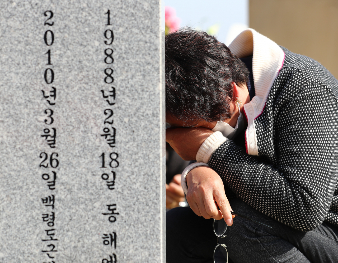 대통령 소속 군사망사고진상규명위원회는 2일 전체회의를 열고 천안함 피격 사건 조사 진정을 만장일치로 각하했다고 밝혔다. 서해수호의 날을 하루 앞둔 지난달 25일 국립대전현충원 천안함 46용사 묘역에서 유족이 눈물을 흘리고 있다. [연합]