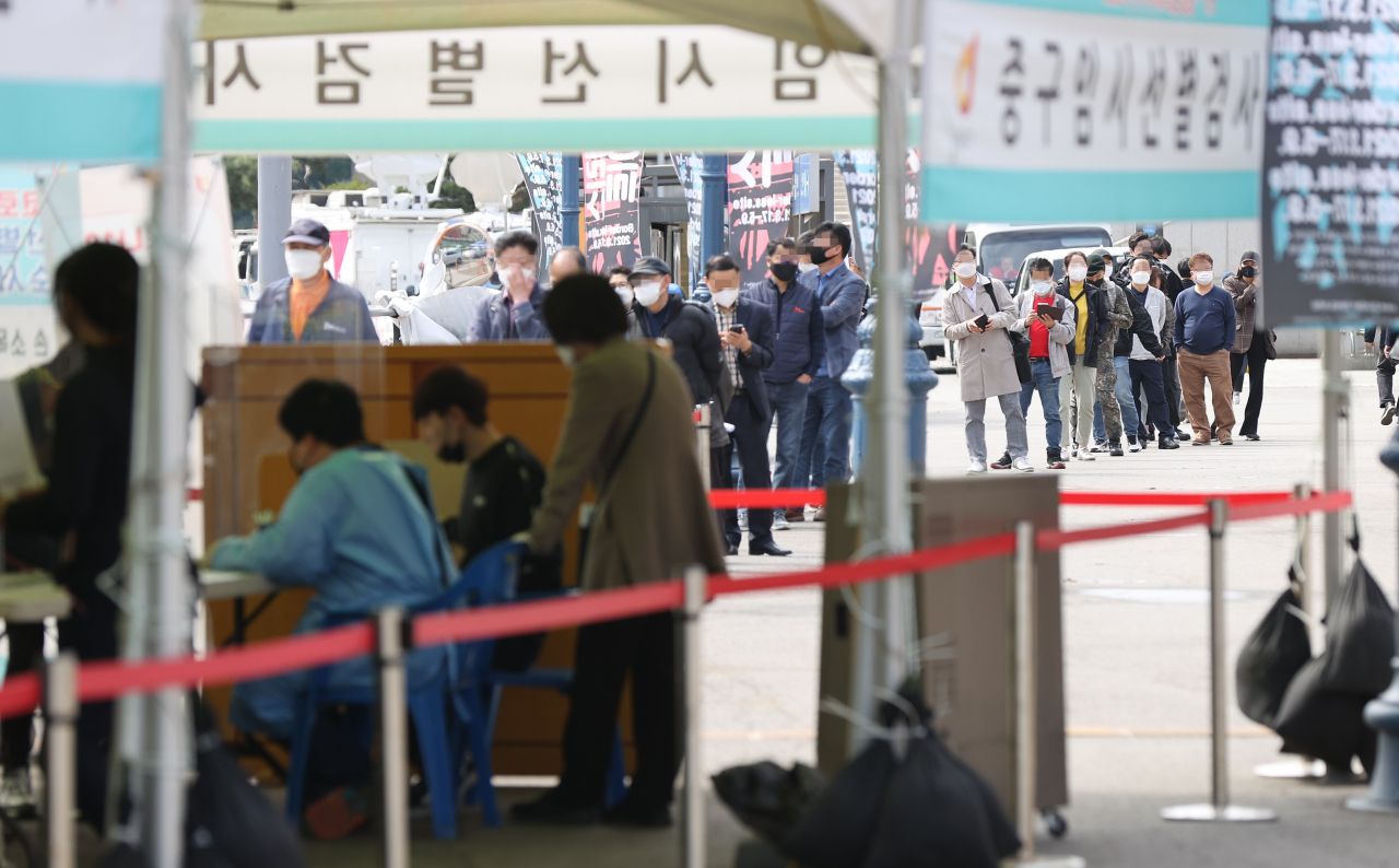 신종 코로나바이러스감염증(코로나19) 국내 신규확진자 수가 사흘 연속 500명 대를 기록한 2일 오전 서울역 광장에 마련된 임시선별 검사소를 찾은 시민들이 검사를 받기 위해 대기하고 있다. 중앙방역대책본부에 따르면 이날 0시 기준 신규 확진자 수는 558명으로 지난달 19일 이후 가장 많이 집계 됐다. 연합뉴스
