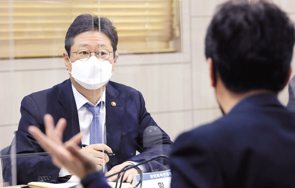 황희 문화체육관광부 장관이 지난 1일 서울 용산구 문체부 저작권보호과 서울사무소 회의실에서 열린 온라인동영상서비스(OTT) 사업자 대표와 간담회를 하고 있다. [문화체육관광부 제공]