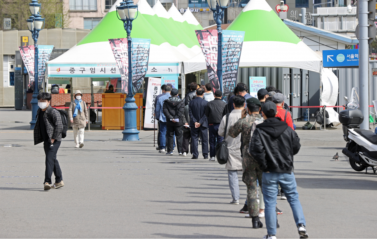 코로나19 국내 신규확진자 수가 사흘 연속 500명 대를 기록한 2일 오전 서울역 광장에 마련된 임시선별 검사소를 찾은 시민들이 검사를 받기 위해 대기하고 있다. 중앙방역대책본부에 따르면 이날 0시 기준 신규 확진자 수는 558명으로 지난달 19일(561명) 이후 가장 많이 집계 됐다. [연합]
