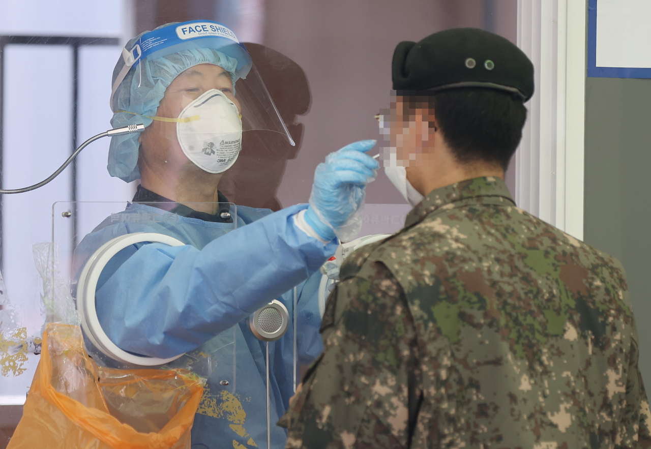 코로나19 국내 신규확진자 수가 사흘 연속 500명 대를 기록한 2일 오전 서울역 광장에 마련된 임시선별 검사소를 찾은 군 장병이 검체 검사를 받고 있다. 중앙방역대책본부에 따르면 이날 0시 기준 신규 확진자 수는 558명으로 지난달 19일(561명) 이후 가장 많이 집계 됐다. [연합]