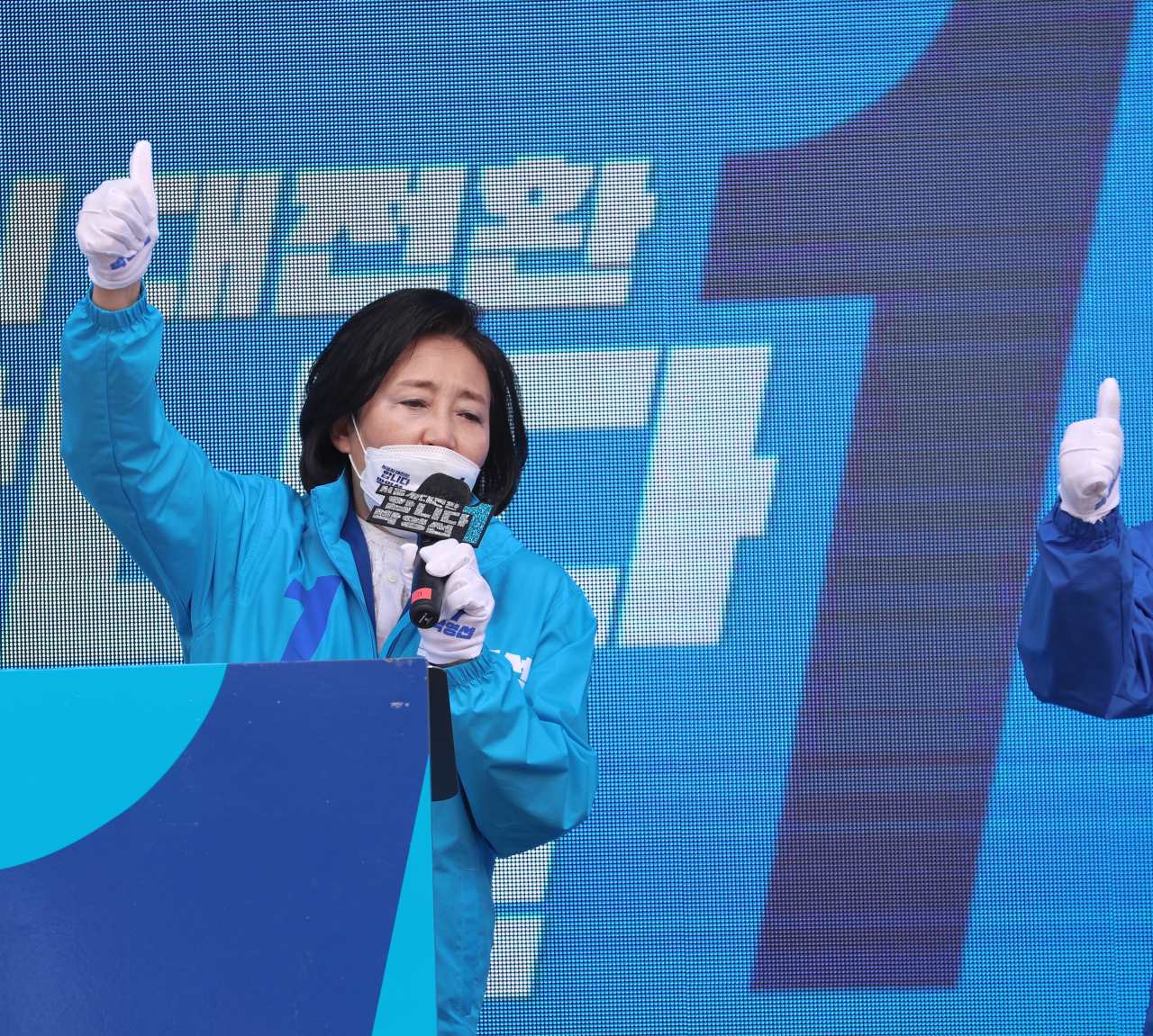 4·7 재보선 더불어민주당 박영선 서울시장 후보가 2일 서울 중구 남대문시장 앞에서 열린 유세에서 연설을 하고 있다. [연합]