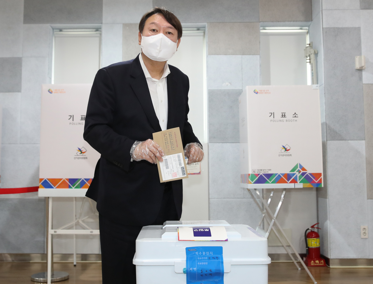 Former prosecutor general Yoon Seok-youl casts his ballot for the Seoul mayor by-election on Friday. (Yonhap)