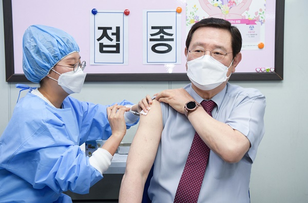 이용섭 광주시장이 2일 오후 서구보건소에서 아스트라제네카 백신을 접종받고 있다. [광주시 제공]