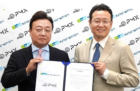 동은정보기술 유원준 대표(왼쪽)와 피노맥스 김한석 대표가 투자협약을 맺고 있다. [양사 제공]