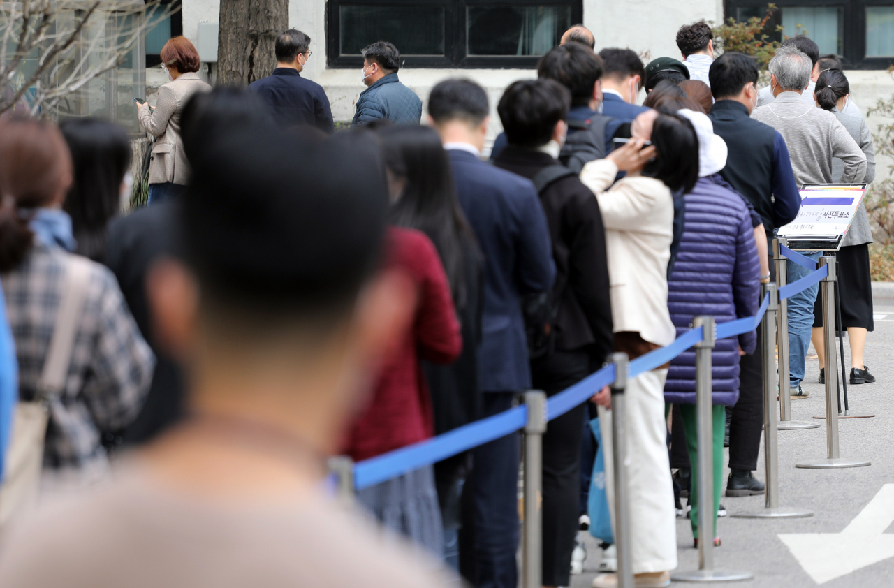 4·7 재·보궐선거 사전투표 첫날인 2일 점심시간. 종로구청 사전투표소에 시민들이 줄지어 있다. [연합]