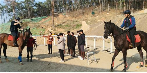 전호환 동명대 차기 총장이 학생들과 말타기를 하면서 혁신과 소통의 첫걸음을 뗐다. [동명대 제공]