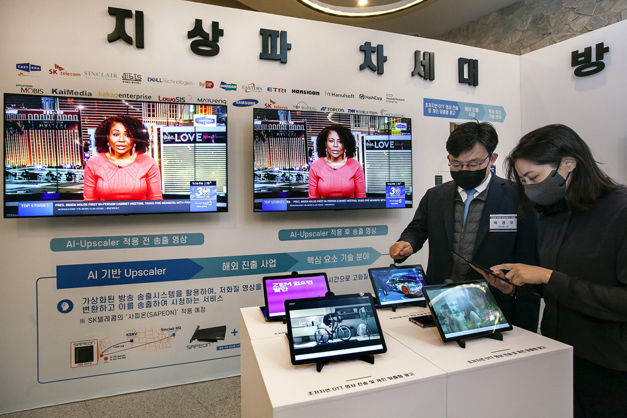 박경모(남성) 캐스트닷에라 CTO가 2일 제주 호텔난타에서 5G-ATSC3.0 융합 방송서비스를 시연하고 있다. [SK텔레콤 제공]