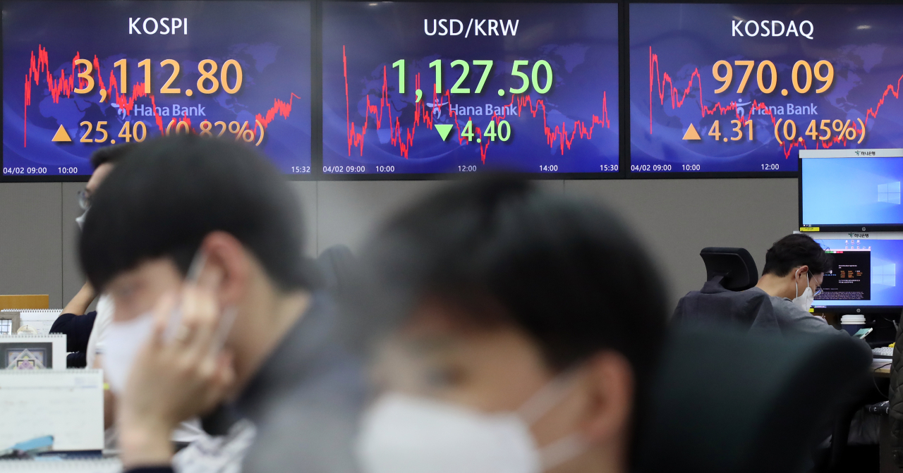 2일 이날 오후 서울 중구 하나은행 본점 딜링룸. [연합]