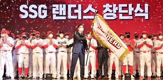 신세계그룹 부회장 정용진 SSG 랜더스 구단주가 지난달 30일 서울 중구 웨스틴 조선호텔에서 열린 구단 창단식에서 힘차게 구단기를 흔들고 있다.〈공동취재사진〉