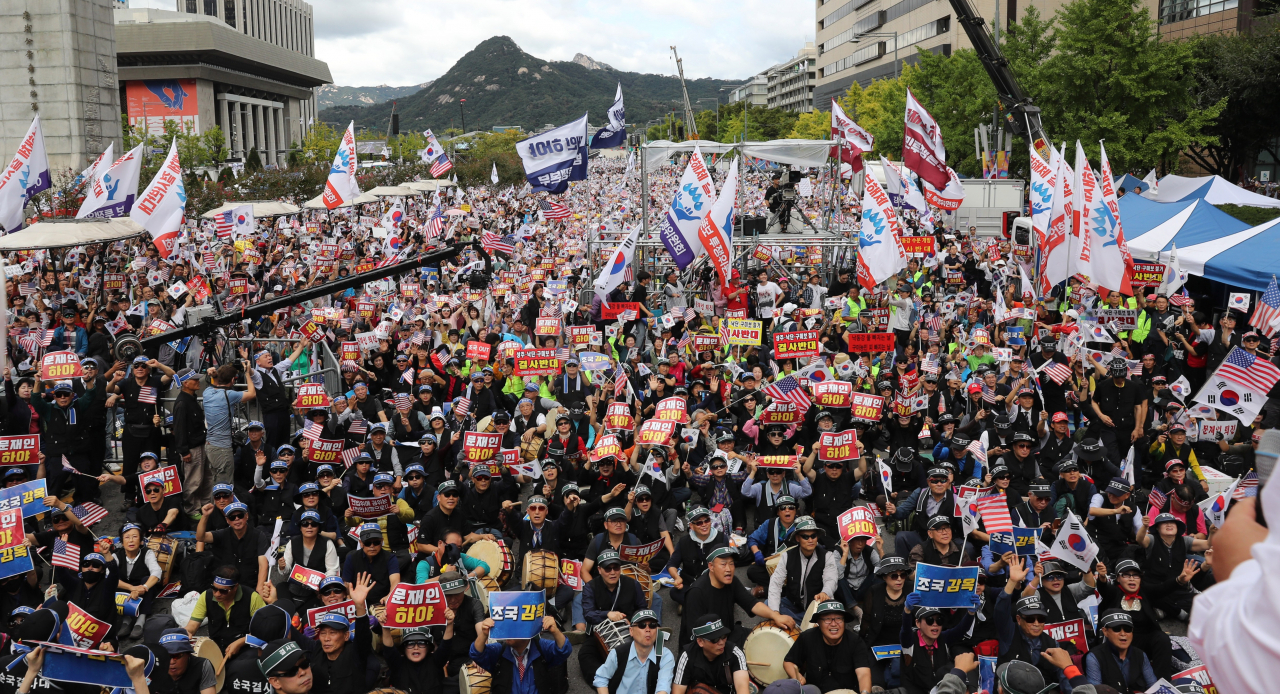 지난 2019년 10월3일 낮 서울 광화문 교보빌딩 앞에서 열린 '문재인 하야 범국민투쟁 대회'에서 참석 시민들이 태극기를 흔들며 구호를 외치고 있다. [연합]