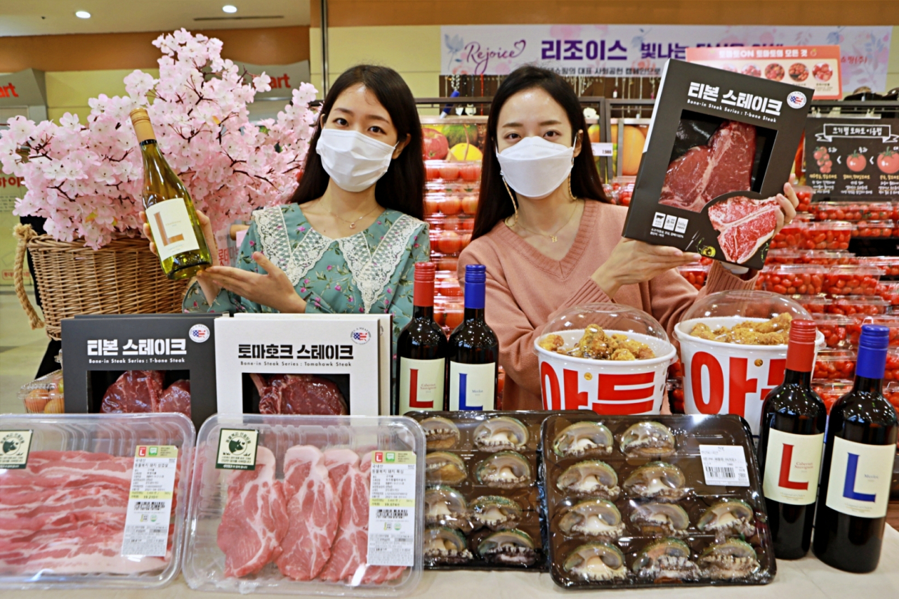 롯데마트는 창립기념일과 야구시즌 개막에 맞춰 '자이언트 행사'를 3일부터 진행한다.[롯데마트 제공]