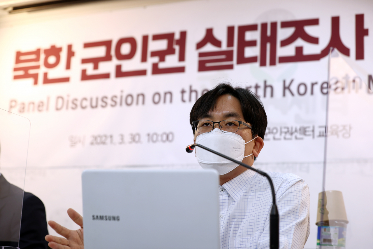 지난달 30일 오전 서울 마포구 군인권센터에서 열린 북한 군인권 실태조사 발표 토론회에서 연구책임자 이기찬 사회인류학 독립연구자가 발제하고 있다. [연합]