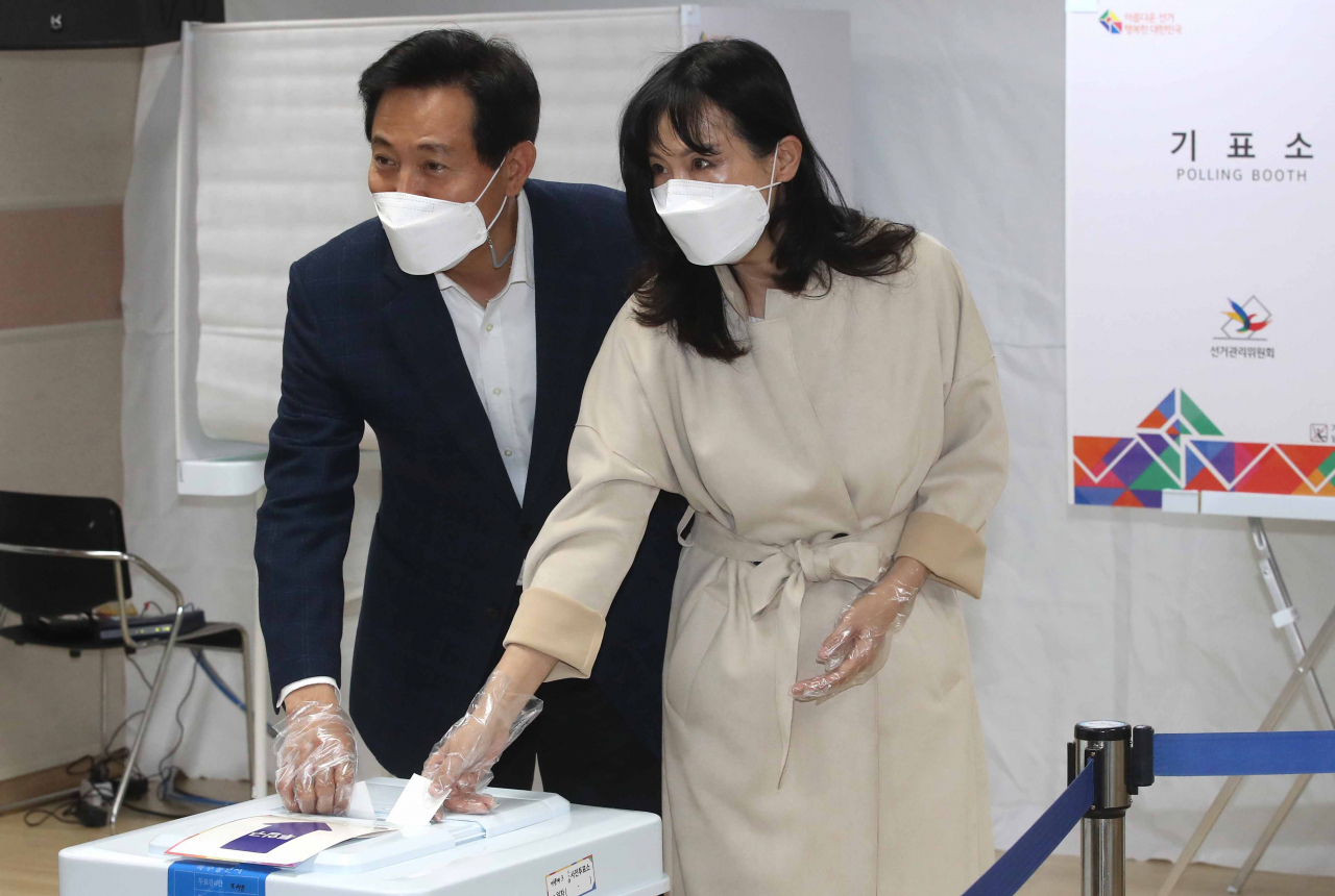 국민의힘 오세훈 서울시장 후보와 부인 송현옥 씨가 3일 서울 광진구 자양3동 주민센터 사전투표소에서 투표하고 있다. [연합]