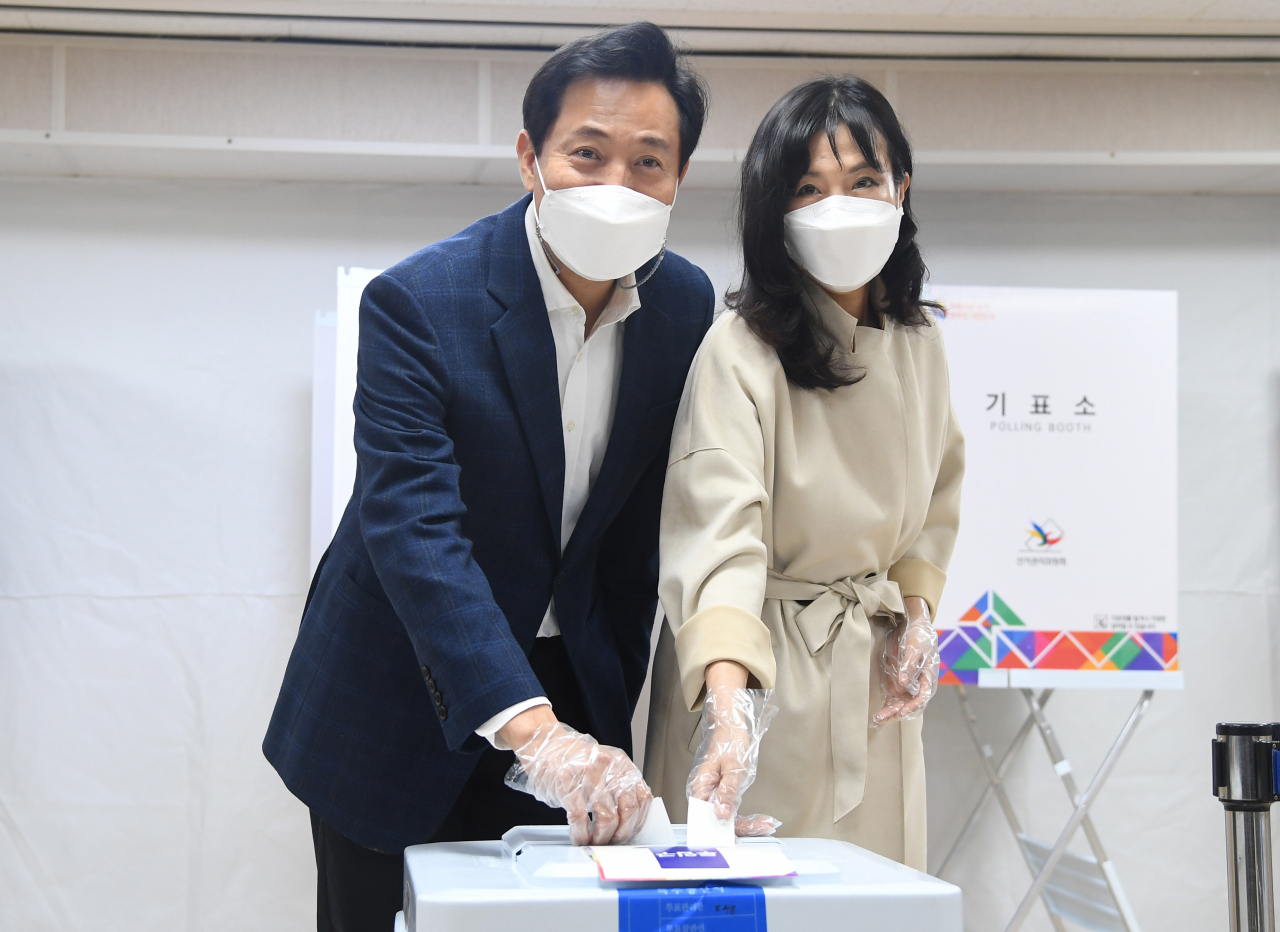 오세훈 국민의힘 서울시장 후보와 부인 송현옥 씨가 3일 서울 광진구 자양3동 주민센터 사전투표소에서 투표하고 있다. [연합]