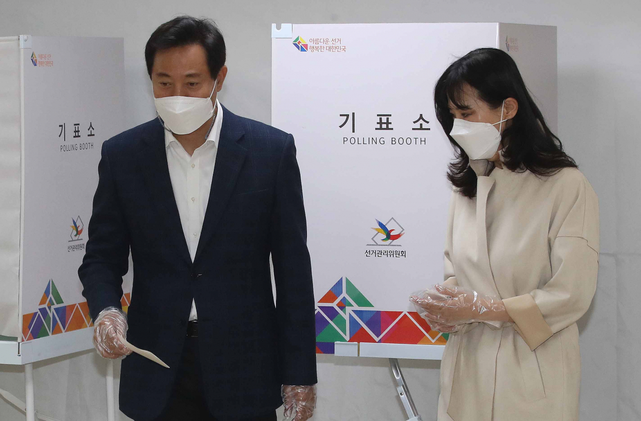 오세훈 국민의힘 서울시장 후보와 부인 송현옥 씨가 3일 서울 광진구 자양3동 주민센터 사전투표소에서 투표하고 있다. [연합]