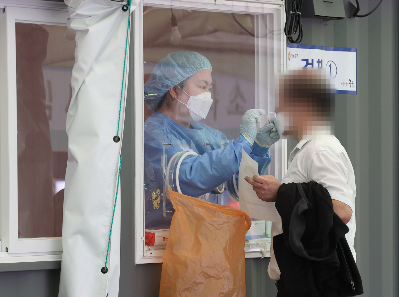 지난 1일 오전 서울역광장에 마련된 임시선별진료소에서 의료진이 검체를 채취하고 있다. [연합]