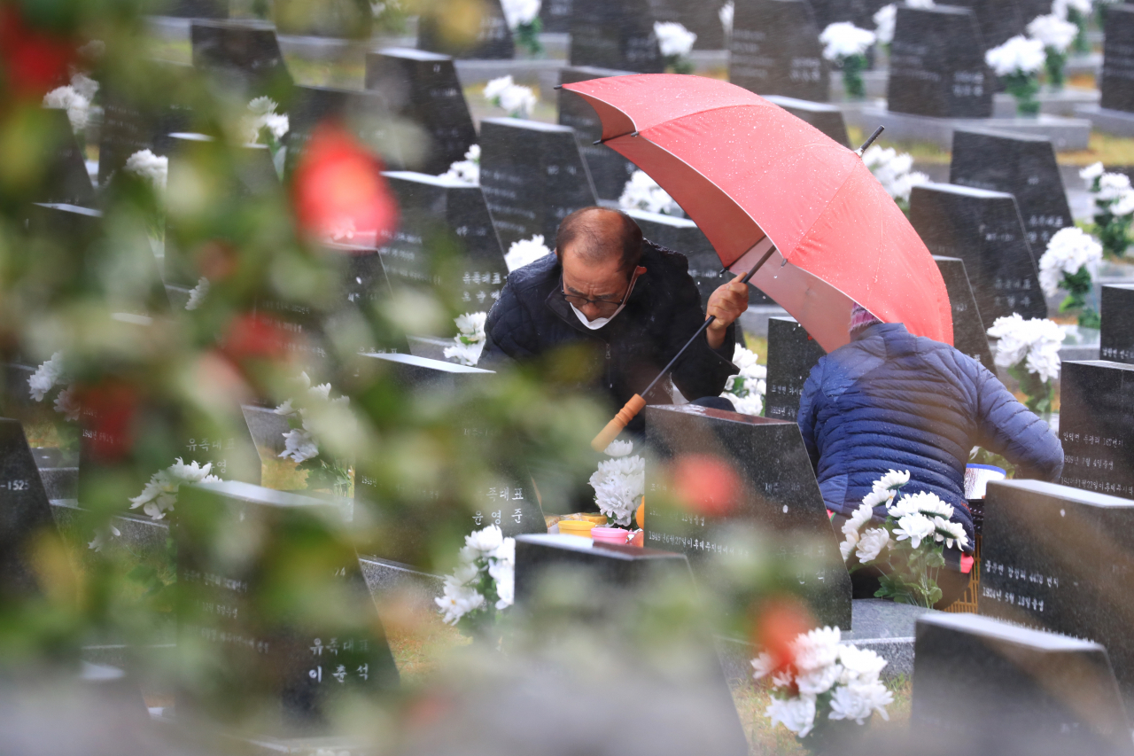 제73주년 제주 4·3 희생자 추념식이 열리는 3일 오전 제주시 봉개동 4·3평화공원 내 행방불명인 표석을 찾은 유가족들이 희생자의 넋을 위로하고 있다. [연합]