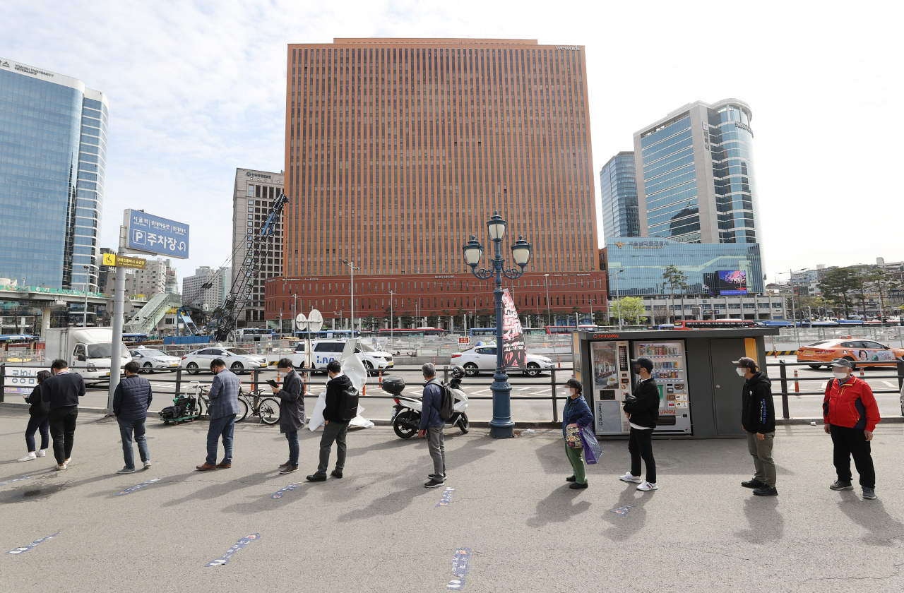지난 2일 오전 서울역 광장에 마련된 임시선별 검사소를 찾은 시민들이 검사를 받기 위해 대기하고 있다.[연합뉴스]