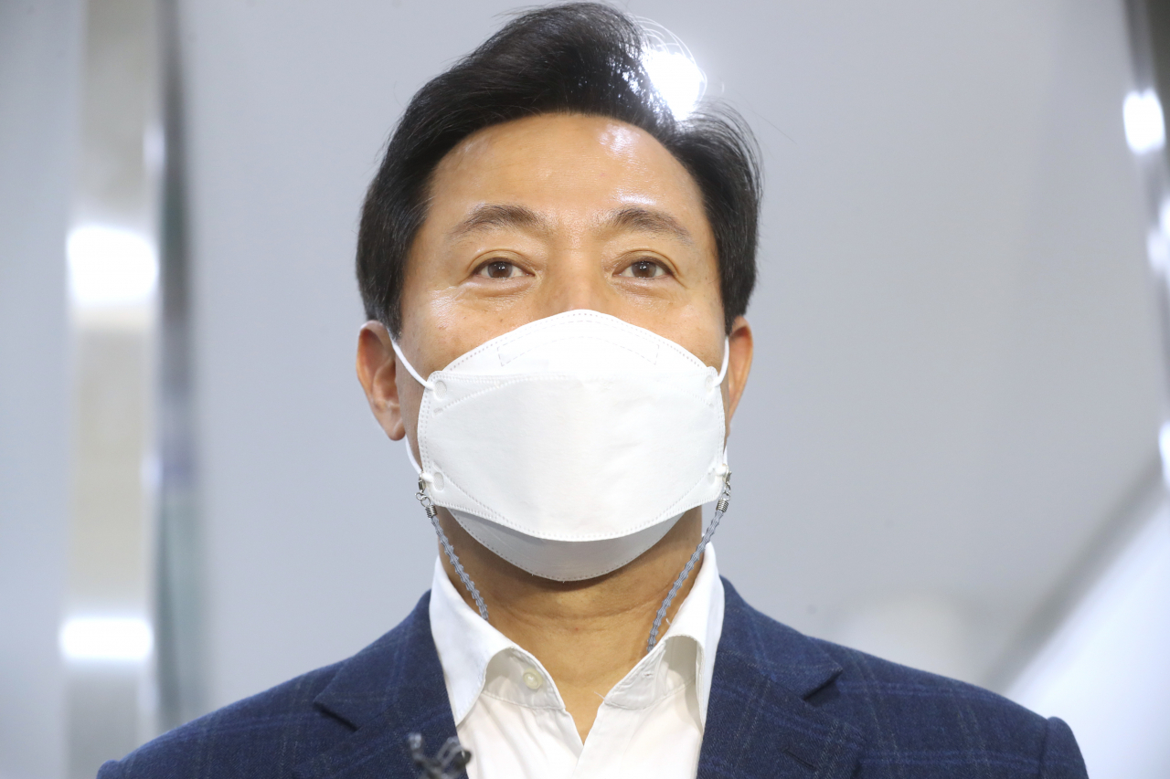 국민의힘 오세훈 서울시장 후보가 3일 서울 광진구 자양3동 주민센터 사전투표소에서 투표를 마친 뒤 인터뷰하고 있다. [연합]