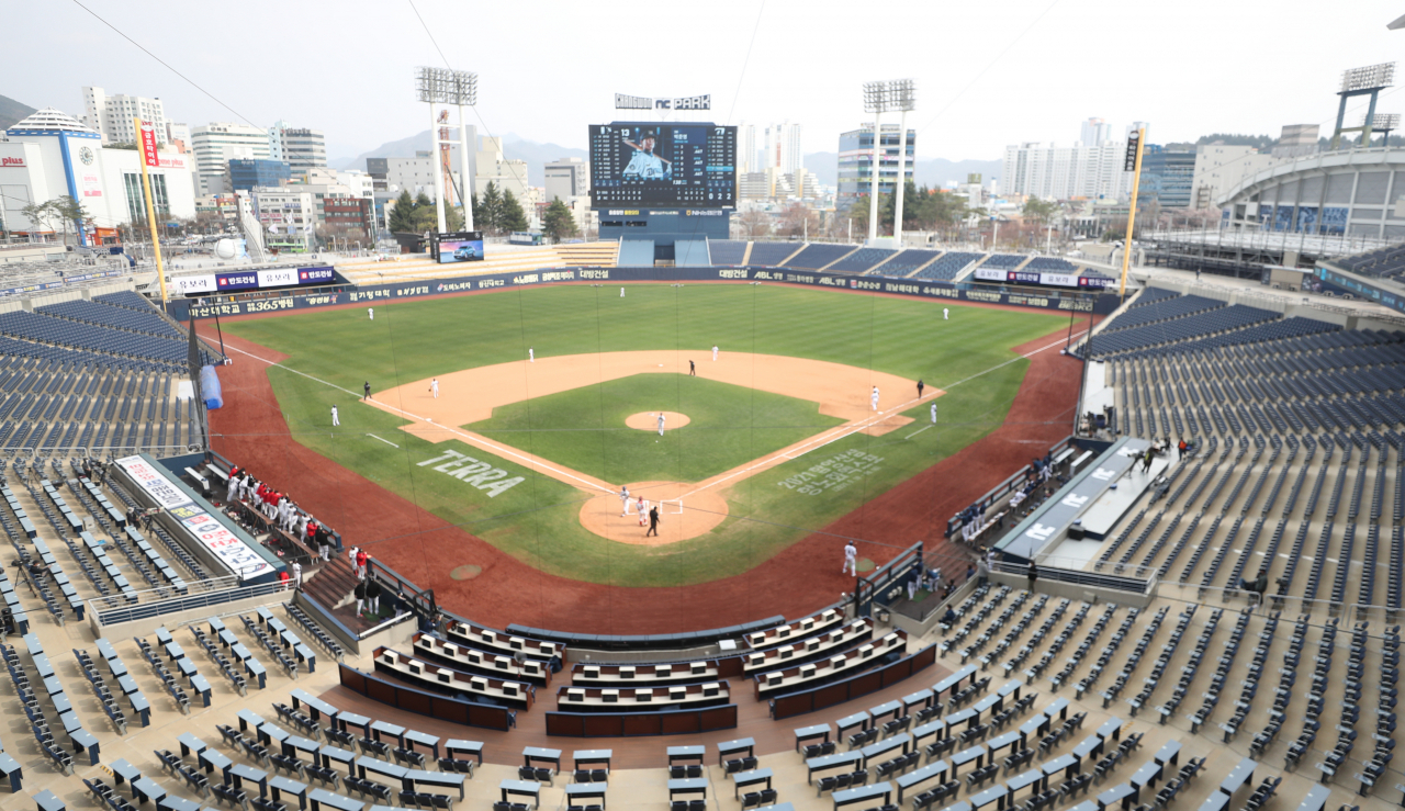 지난달 21일 창원NC파크에서 2021년 KBO 프로야구 NC 다이노스와 SSG 랜더스 시범경기가 열리고 있다. [연합]