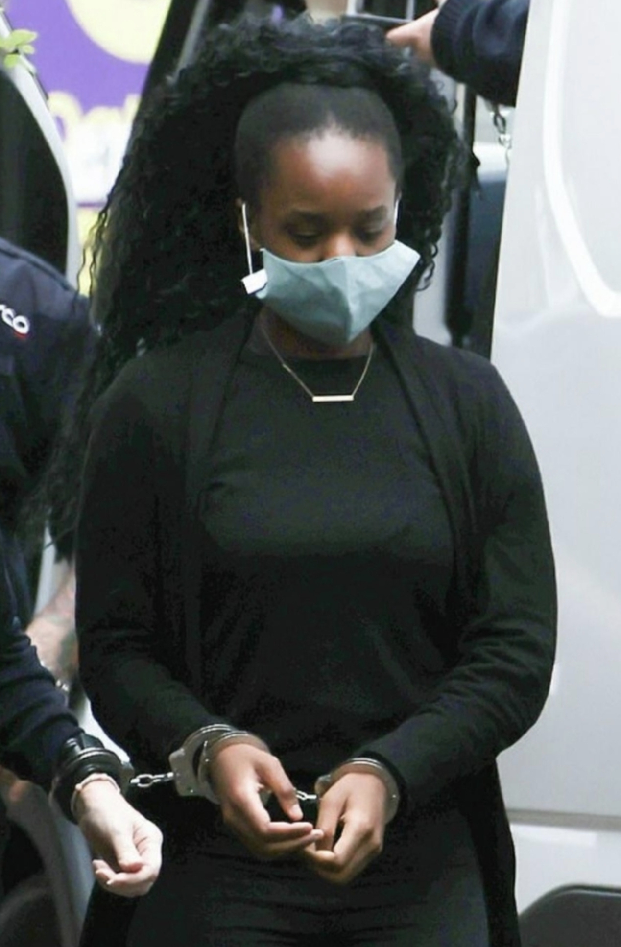 파티 즐기느라 딸 굶겨 죽인 엄마살인 혐의를 인정한 후 경찰에 잡혀가는 버피 쿠디