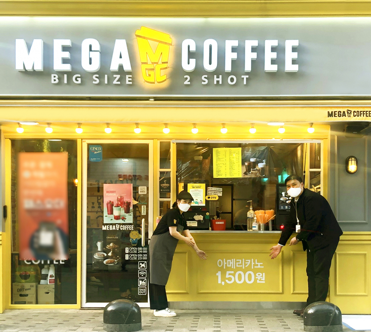메가커피가 가맹점 인테리어 리뉴얼을 지원했다. [메가커피 제공]