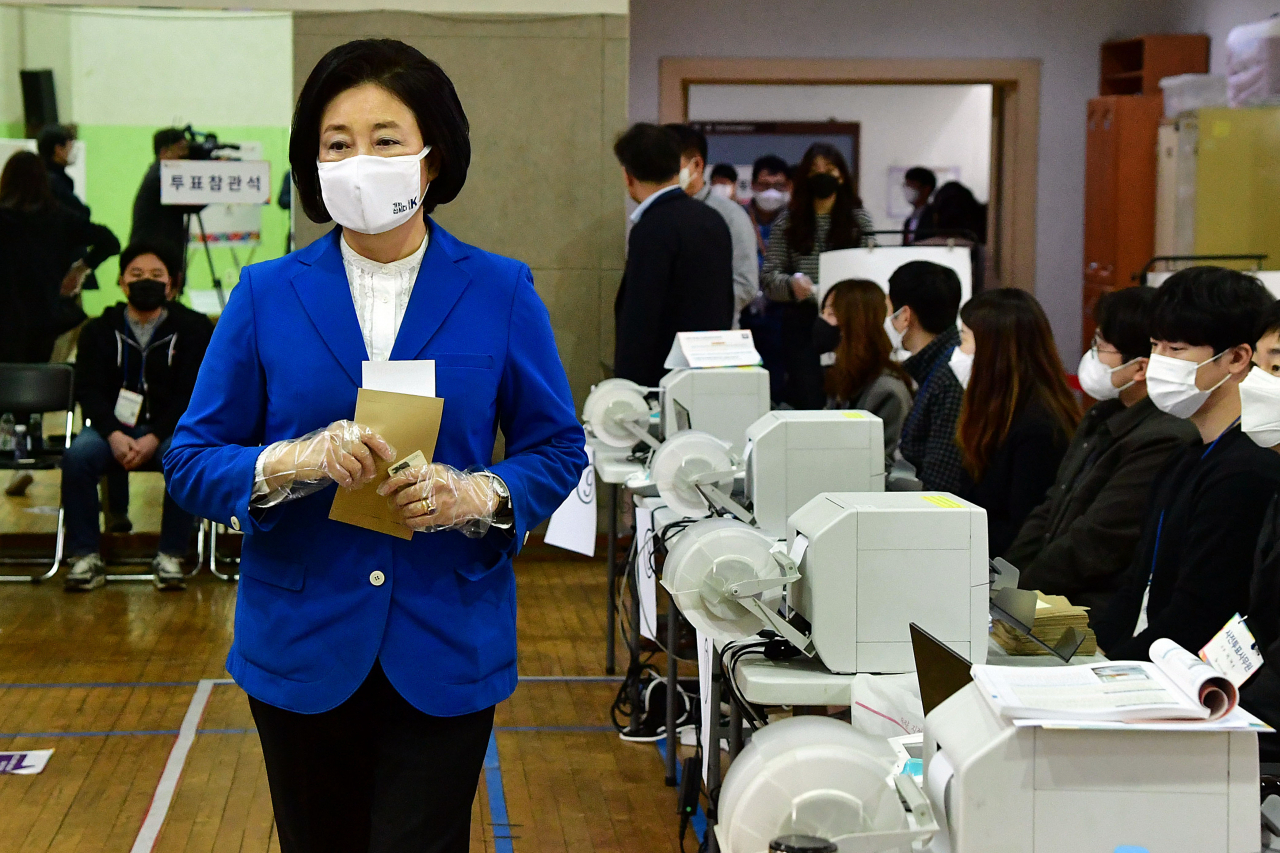 박영선 더불어민주당 서울시장 후보가 지난 2일 오전 서울 종로구청에 마련된 4·7 재보선 사전투표소에서 기표소로 향하고 있다. [연합]