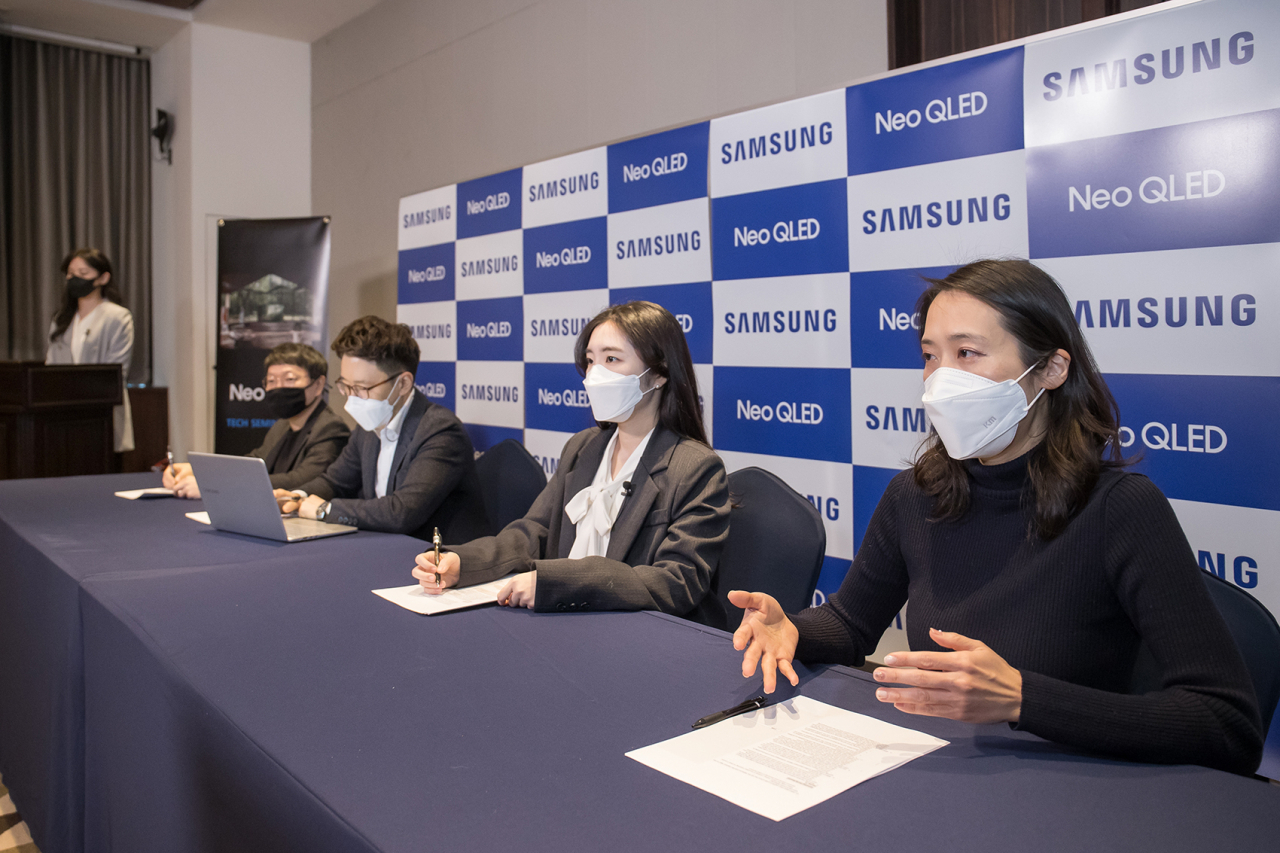 삼성전자가 2021년 삼성 TV의 신기술을 소개하는 온라인 '테크 세미나'를 개최한다. 31일 수원 라마다 호텔에서 열린 '테크 세미나'에서 삼성전자 영상디스플레이사업부 개발팀 실무 담당 직원들이 질의 응답에 답변하고 있는 모습. [삼성전자 제공]