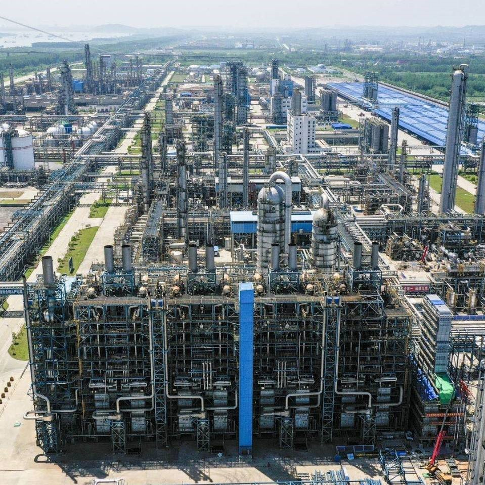 SK이노베이션 자회사인 SK종합화학과 중국 최대 석유기업인 시노펙(Sinopec)이 합작 설립한 중한석화 공장은 에틸렌 설비 등의 증설을 마치고 올 하반기 전면 가동에 돌입한다. [SK이노베이션 제공]