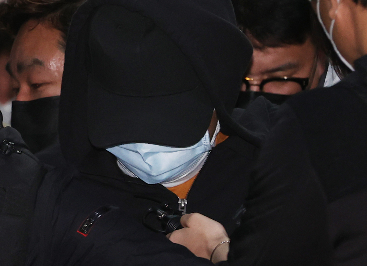 노원구 아파트에서 세 모녀를 살인한 혐의를 받는 피의자가 지난 2일 오후 서울 노원경찰서에서 조사를 마친 뒤 도봉경찰서 유치장으로 이송되고 있다. [연합]