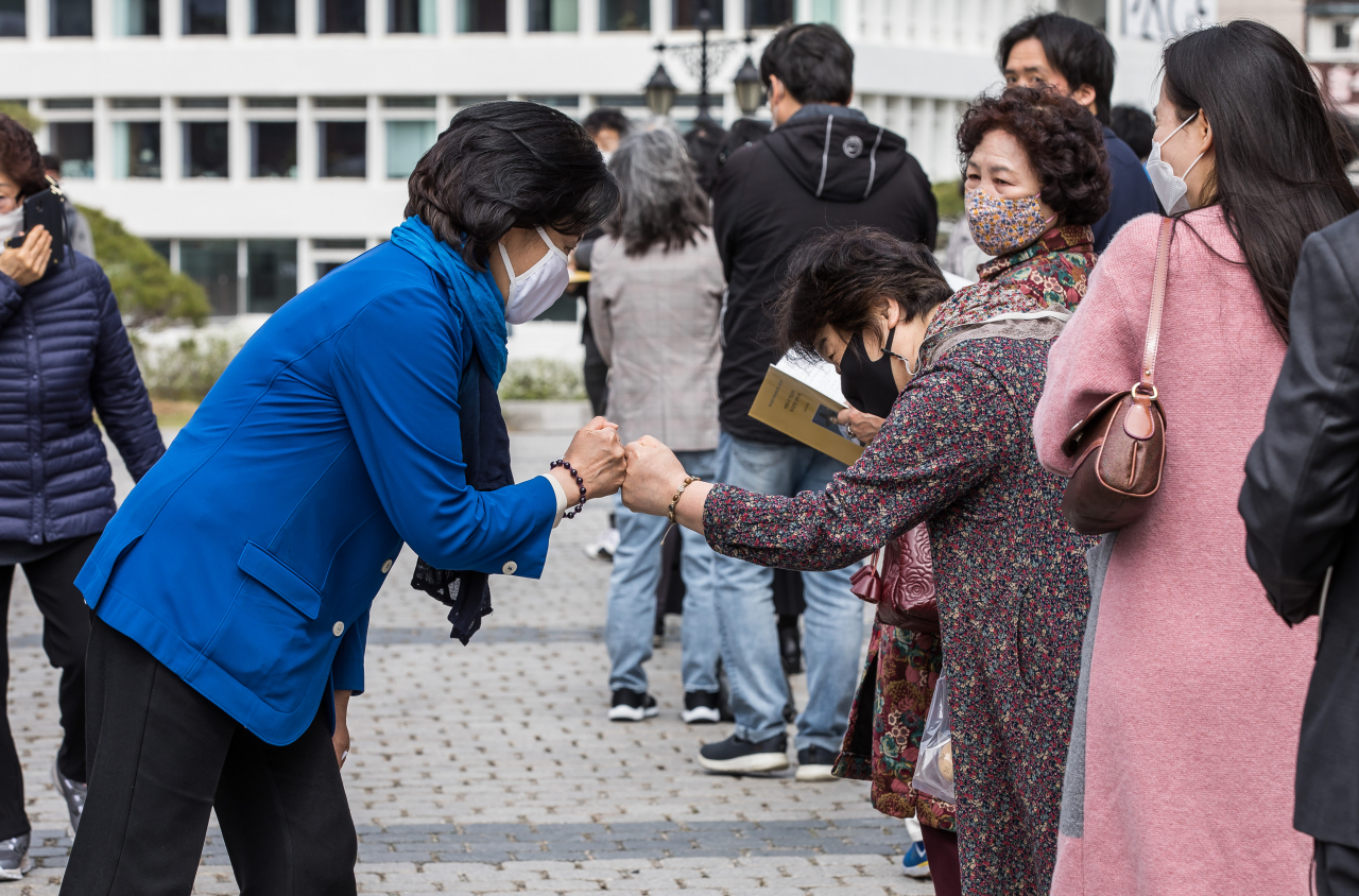 박영선 더불어민주당 서울시장 후보가 4일 오전 서울 중구 명동성당에서 열린 부활절미사에 참석하며 시민들과 인사하고 있다. [연합]