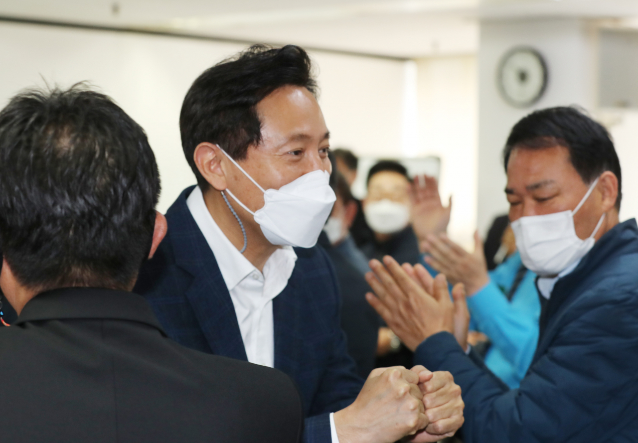 오세훈 국민의힘 서울시장 후보가 휴일인 4일 오전 서울 송파구 교통회관 내 서울시 개인택시 운송사업조합을 방문, 간담회에 앞서 인사하고 있다. [연합]