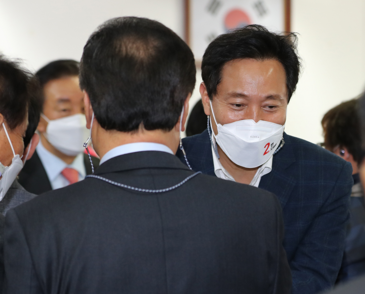 오세훈 국민의힘 서울시장 후보가 휴일인 4일 오전 서울 송파구 교통회관 내 서울시 개인택시 운송사업조합을 방문, 간담회에 앞서 인사하고 있다. [연합]
