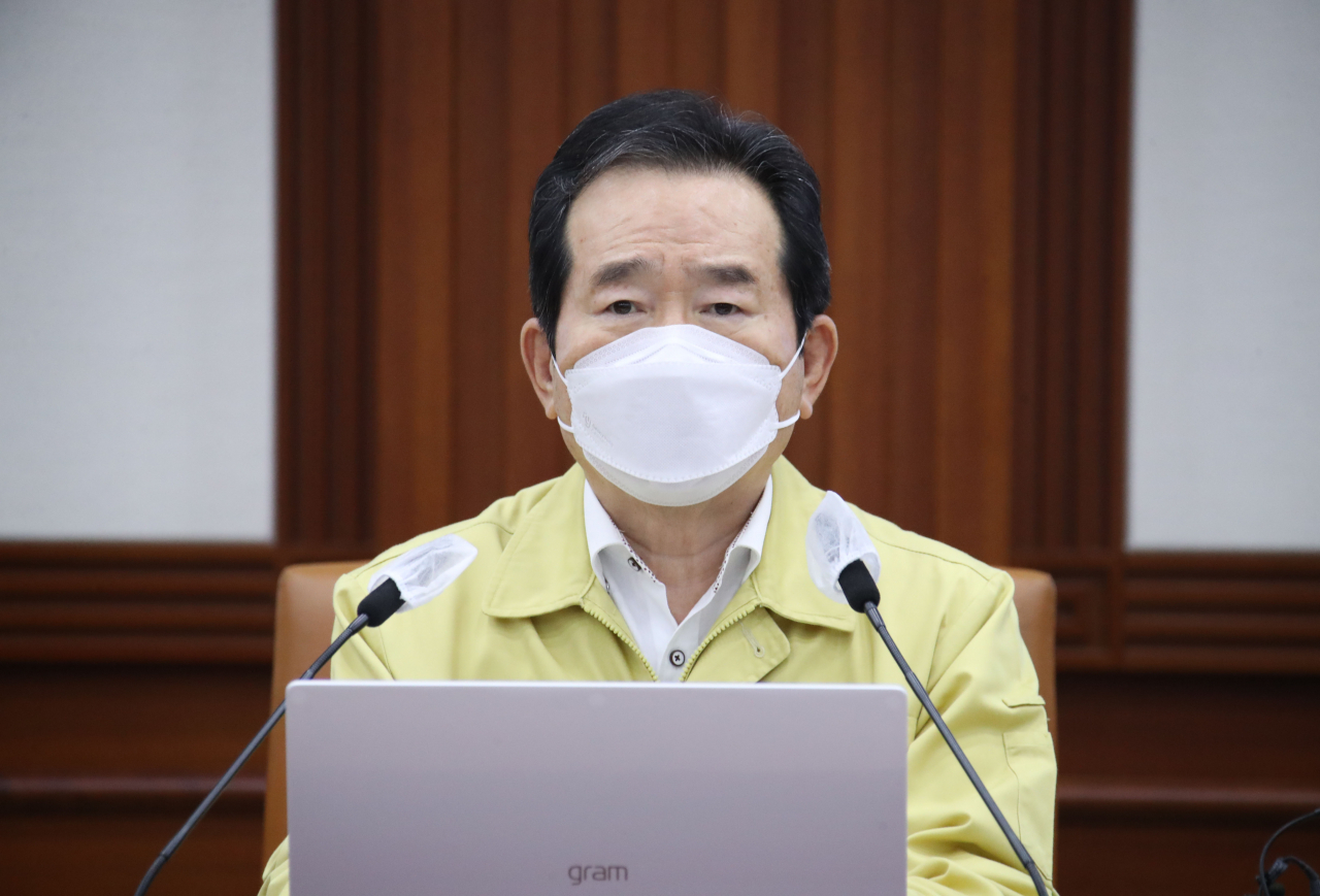정세균 국무총리가 4일 정부서울청사에서 열린 코로나19 대응 중앙재난안전대책본부 회의를 주재하고 있다. [연합]