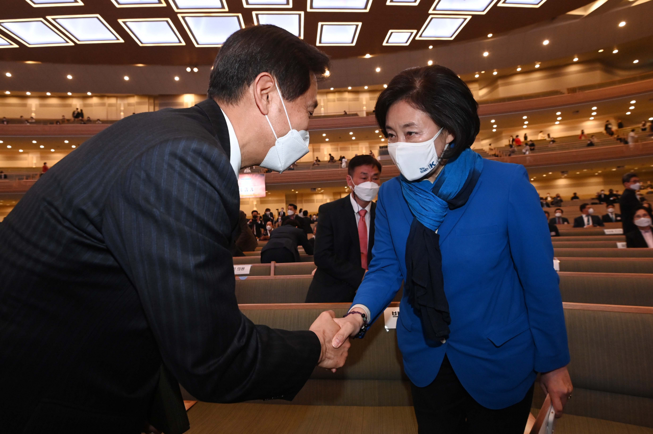 더불어민주당 박영선 서울시장 후보와 국민의힘 오세훈 서울시장 후보가 4일 서울 서초구 사랑의교회에서 열린 한국교회 부활절 연합예배에서 악수하고 있다. [연합]