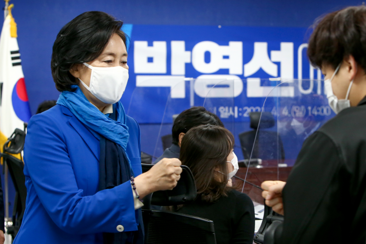 더불어민주당 박영선 서울시장 후보가 4일 국회에서 열린 인터넷언론과의 간담회에 참석하며 기자들과 인사하고 있다. [연합]