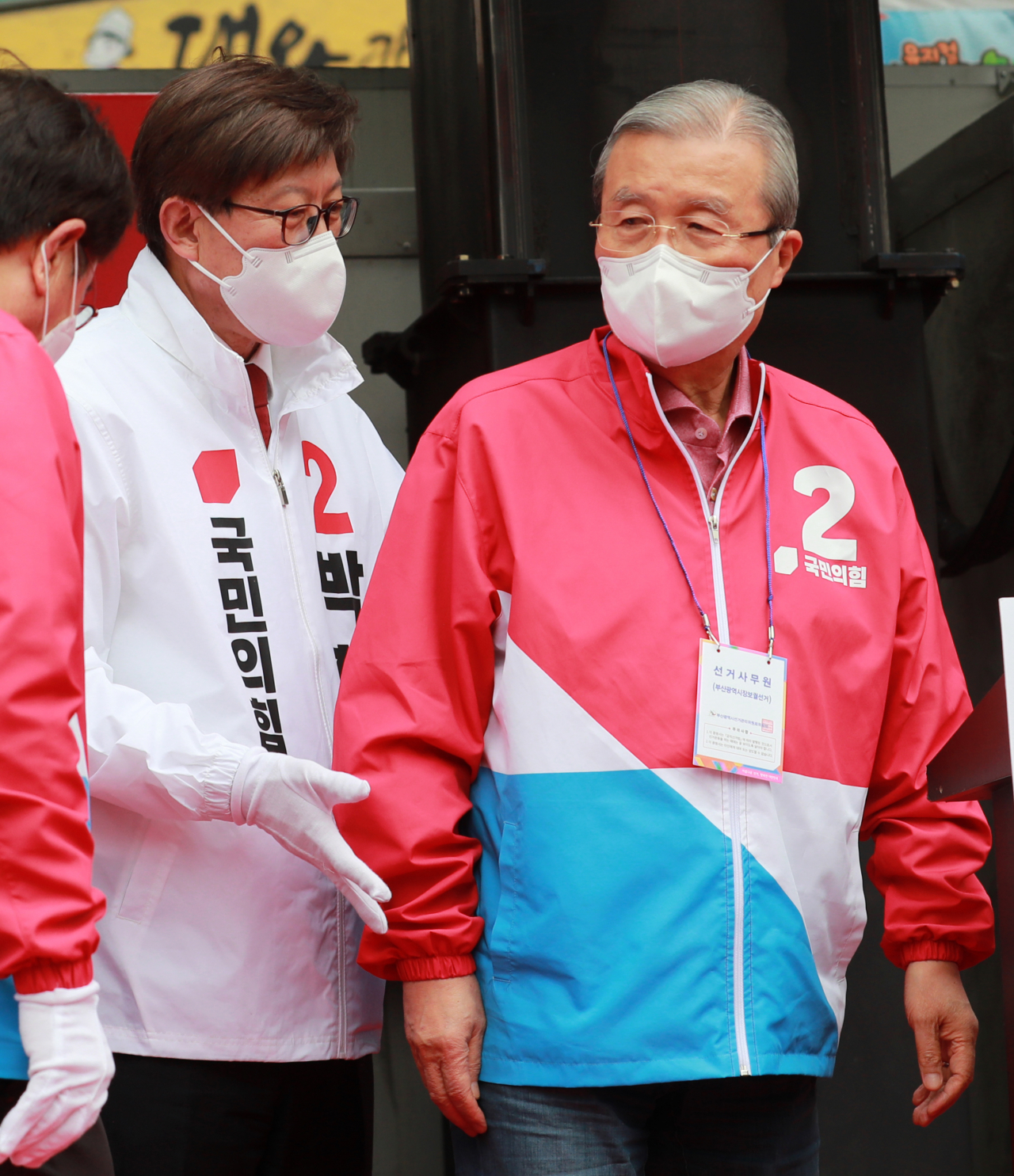박형준 국민의힘 부산시장 보궐선거 후보가 4일 오후 부산 남구 LG메트로시티 앞 사거리에서 열린 유세에서 김종인 비상대책위원장을 안내하고 있다. [연합]