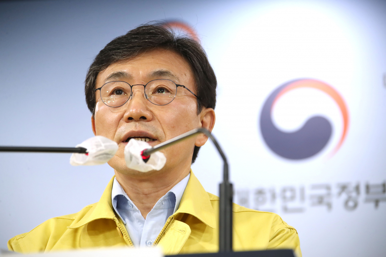 권덕철 중앙재난안전대책본부(중대본) 1차장(보건복지부 장관)이 4일 오후 정부서울청사 브리핑실에서 국민적 방역 협조를 당부하는 대국민담화를 발표하고 있다. [연합]