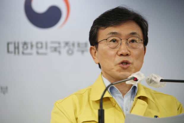 권덕철 중앙재난안전대책본부(중대본) 1차장(보건복지부 장관)이 4일 오후 정부서울청사 브리핑실에서 국민적 방역 협조를 당부하는 대국민담화를 발표하고 있다. [연합]