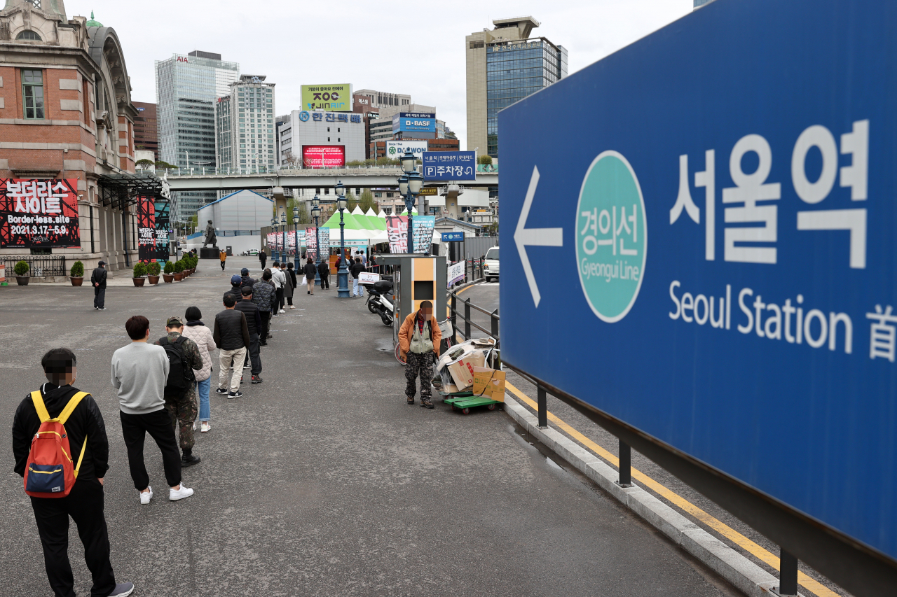 국내 코로나19 확산세가 지속하면서 신규 확진자 수가 500명대 중반을 나타낸 4일 서울역에 설치된 임시선별검사소에서 시민들이 검사를 받기 위해 줄을 서 있다. 중앙방역대책본부)는 이날 0시 기준으로 신규 확진자가 543명 늘어 누적 10만5279명이라고 밝혔다. [연합]