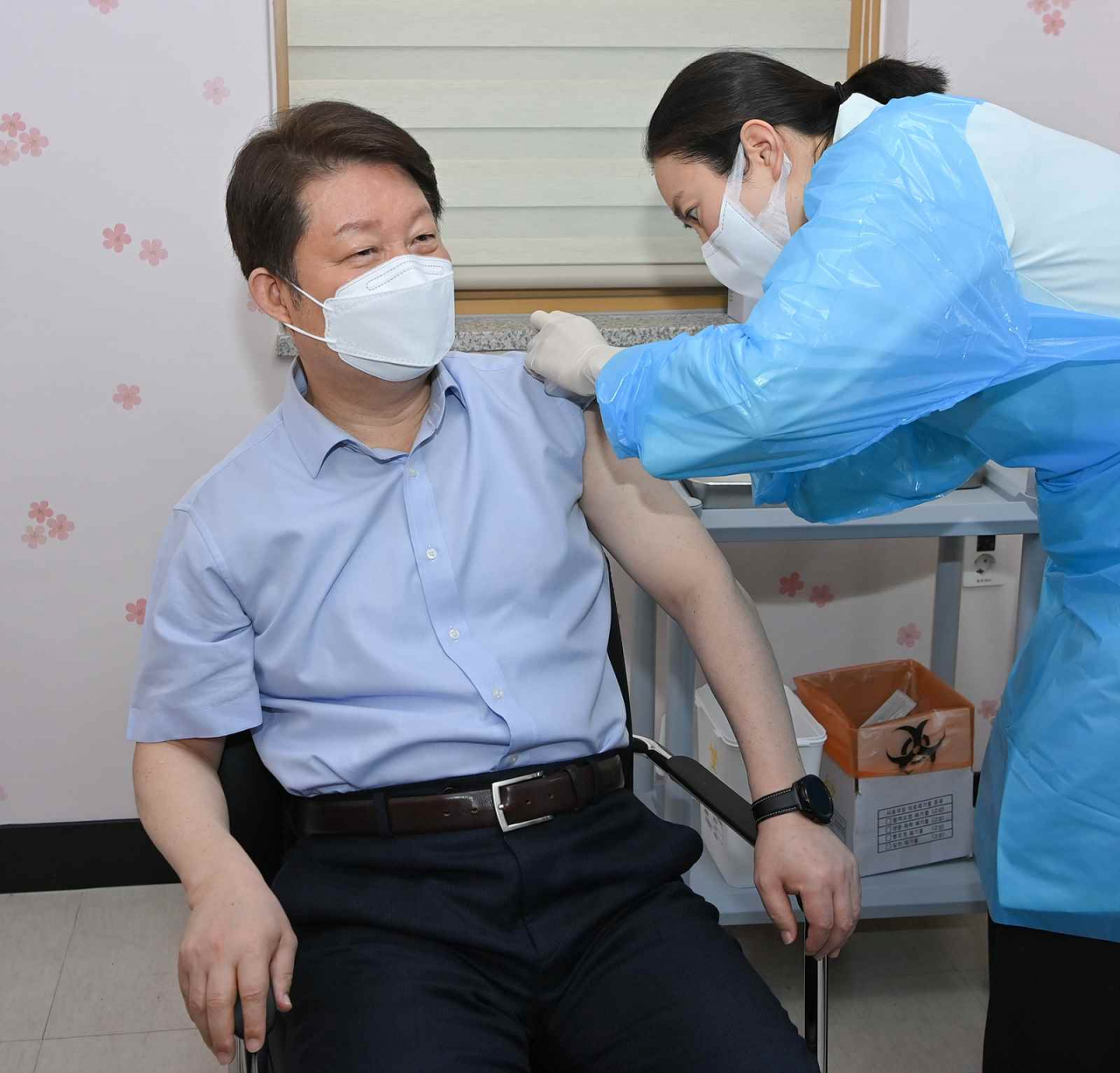 권영진 대구시장이 지난 1일 대구 중구보건소에서 AZ 코로나19 백신 접종을 맞고 있다.[대구시 제공]