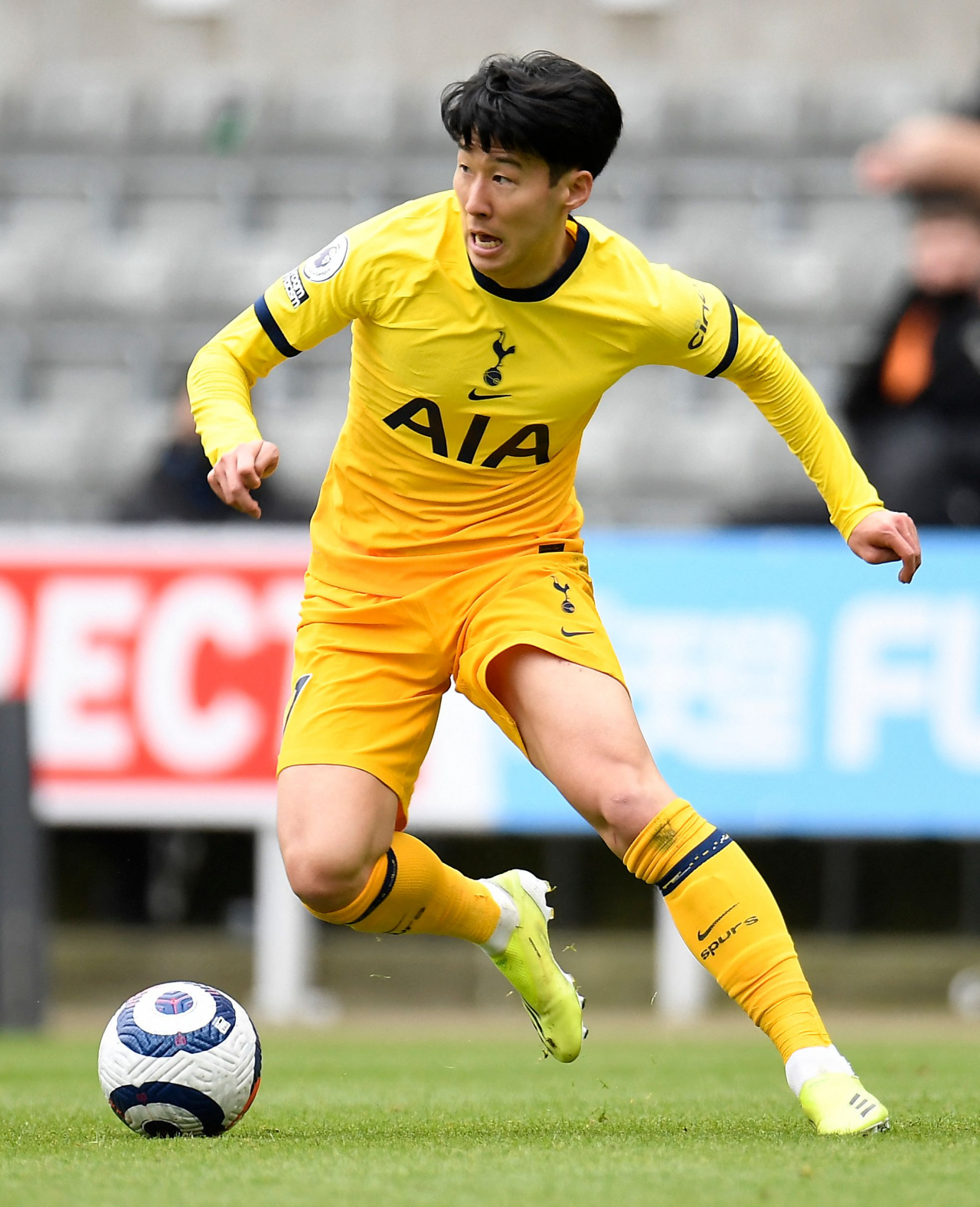 손흥민이 4일(한국시간) 뉴캐슬 유나이티드와 2020-2021 EPL 30라운드 원정경기서 패스할 곳을 찾고 있다. [EPA}