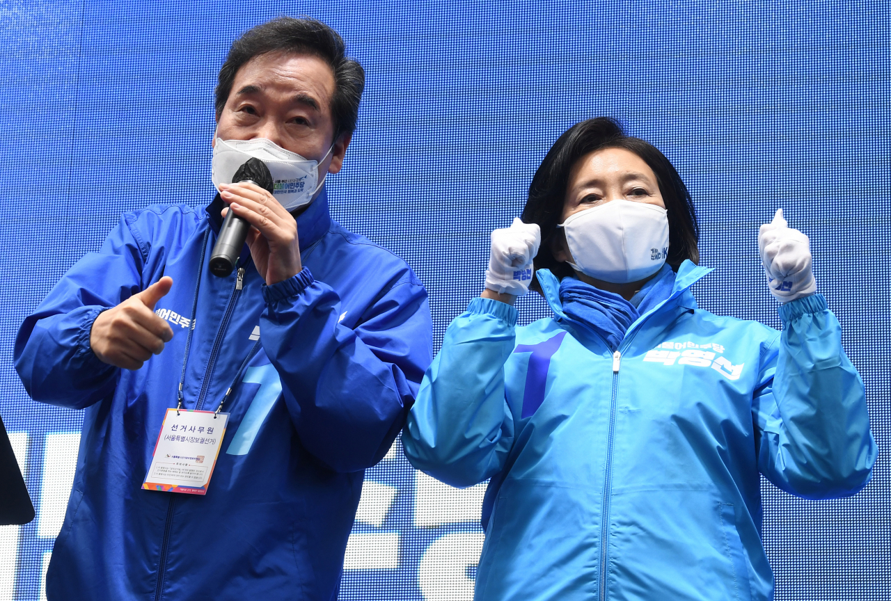 박영선 더불어민주당 서울시장 후보와 이낙연 공동 상임선대위원장이 지난 4일 노원구 노원역에서 집중유세를 하며 지지를 호소하고 있다. [연합]