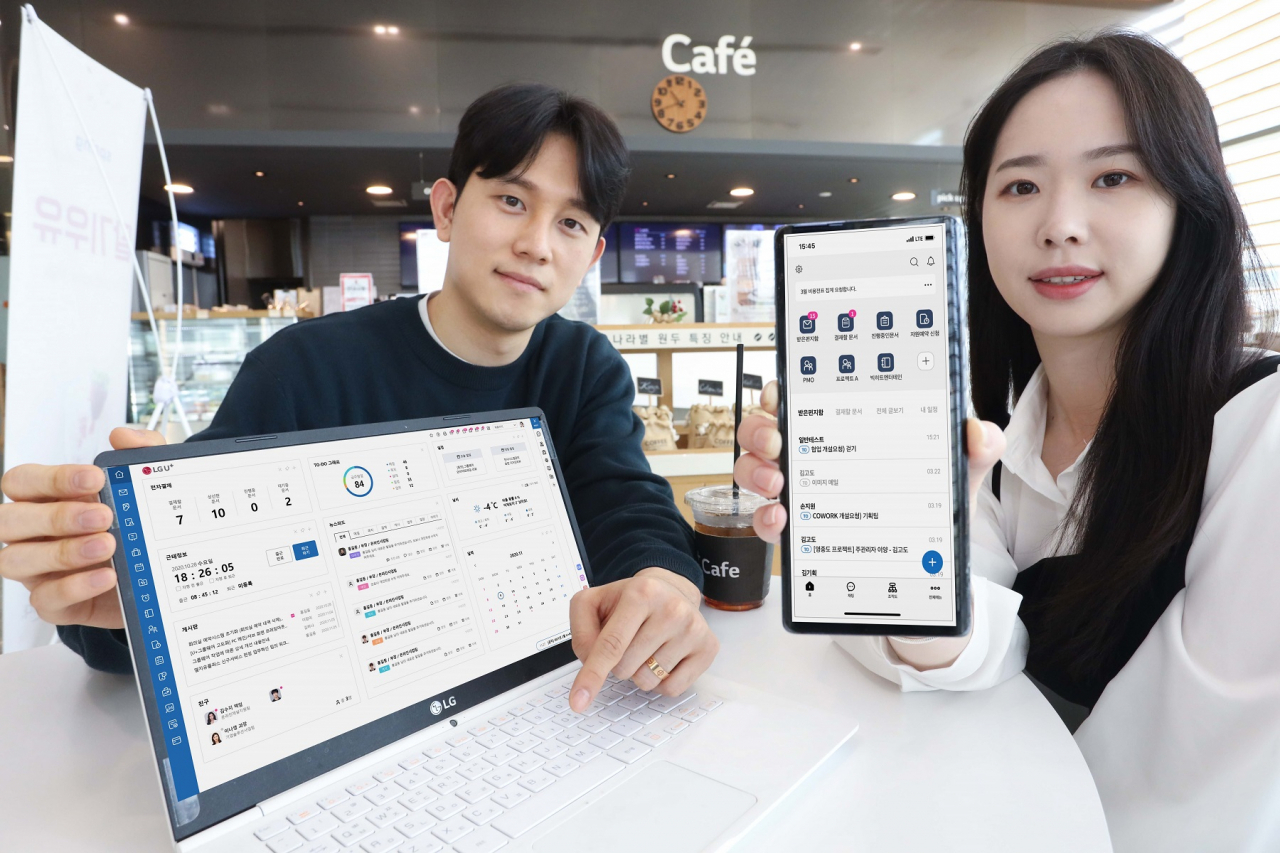 LG유플러스가 비대면 시대에 발맞춰 기업용 업무포탈 서비스를 전면 개편했다고 5일 밝혔다. 사진은 LG유플러스 모델들이 개편된 ‘U+웍스’를 소개하는 모습. [LG유플러스]